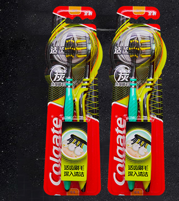 高露洁（Colgate） 适齿炭牙刷 软毛 4支 （炫彩刷柄 软毛深洁）